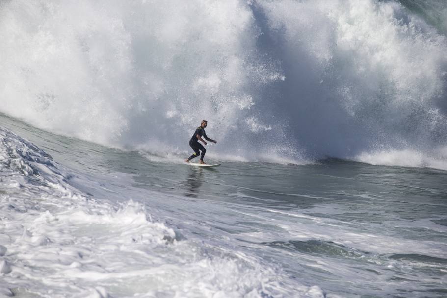 Newport Beach, California, agosto 2014: l’uragano Marie regala ai surfisti onde giganti. Un fascino irresistibile per gli amanti della tavola, anche se affrontare un mare cos impetuoso  molto rischioso. Da pi parti si levano gli appelli alla prudenza, ma le immagini di questi temerari sono davvero straordinarie. (LaPresse)